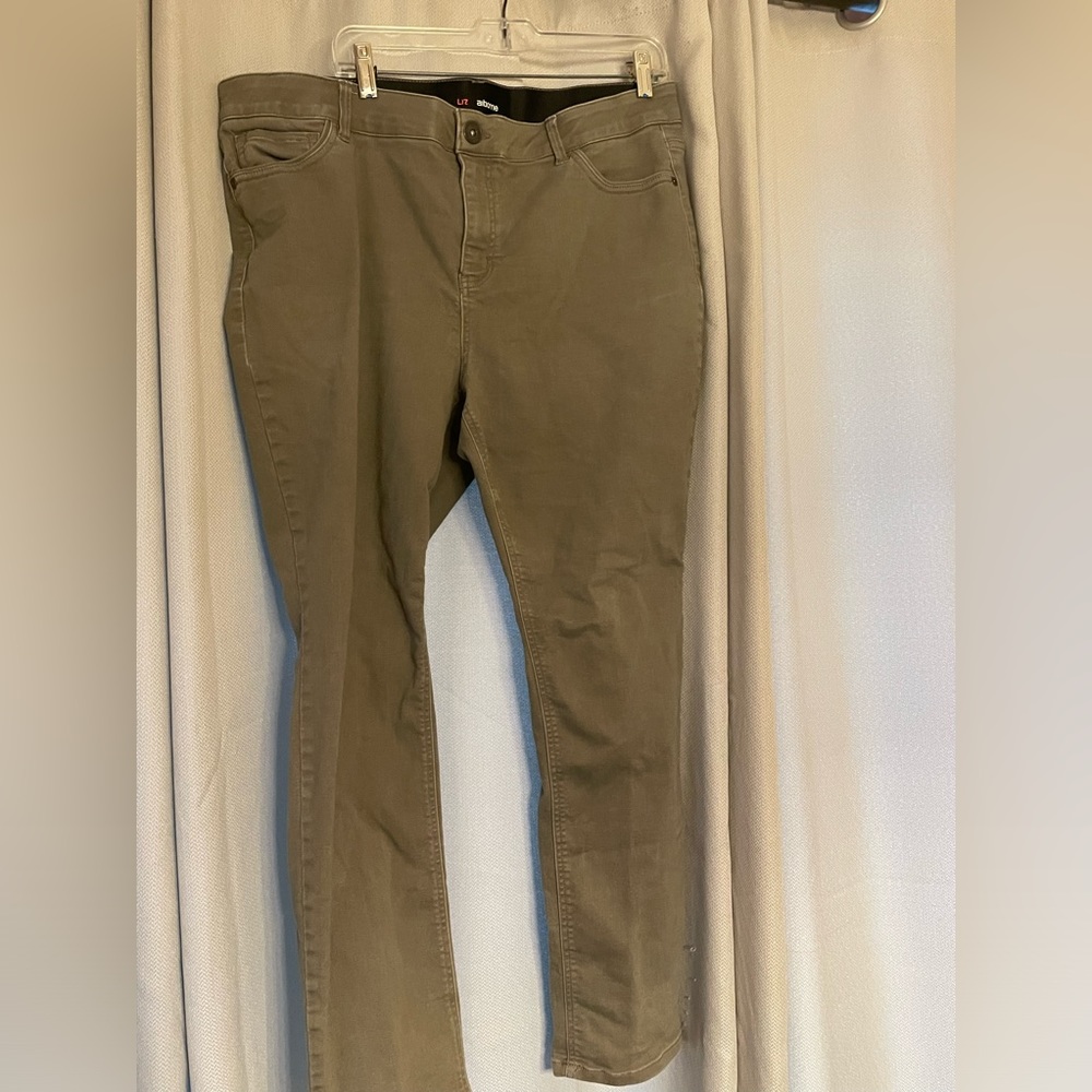 Liz Claiborne Pants 18w. Sara. Slim leg. Mid rise